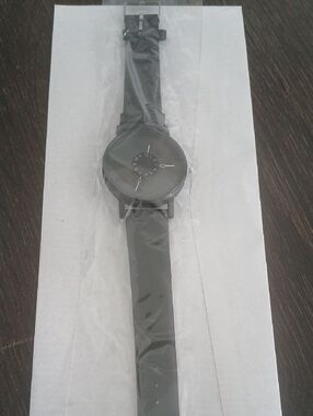 Black Minimalist Analog Watch -